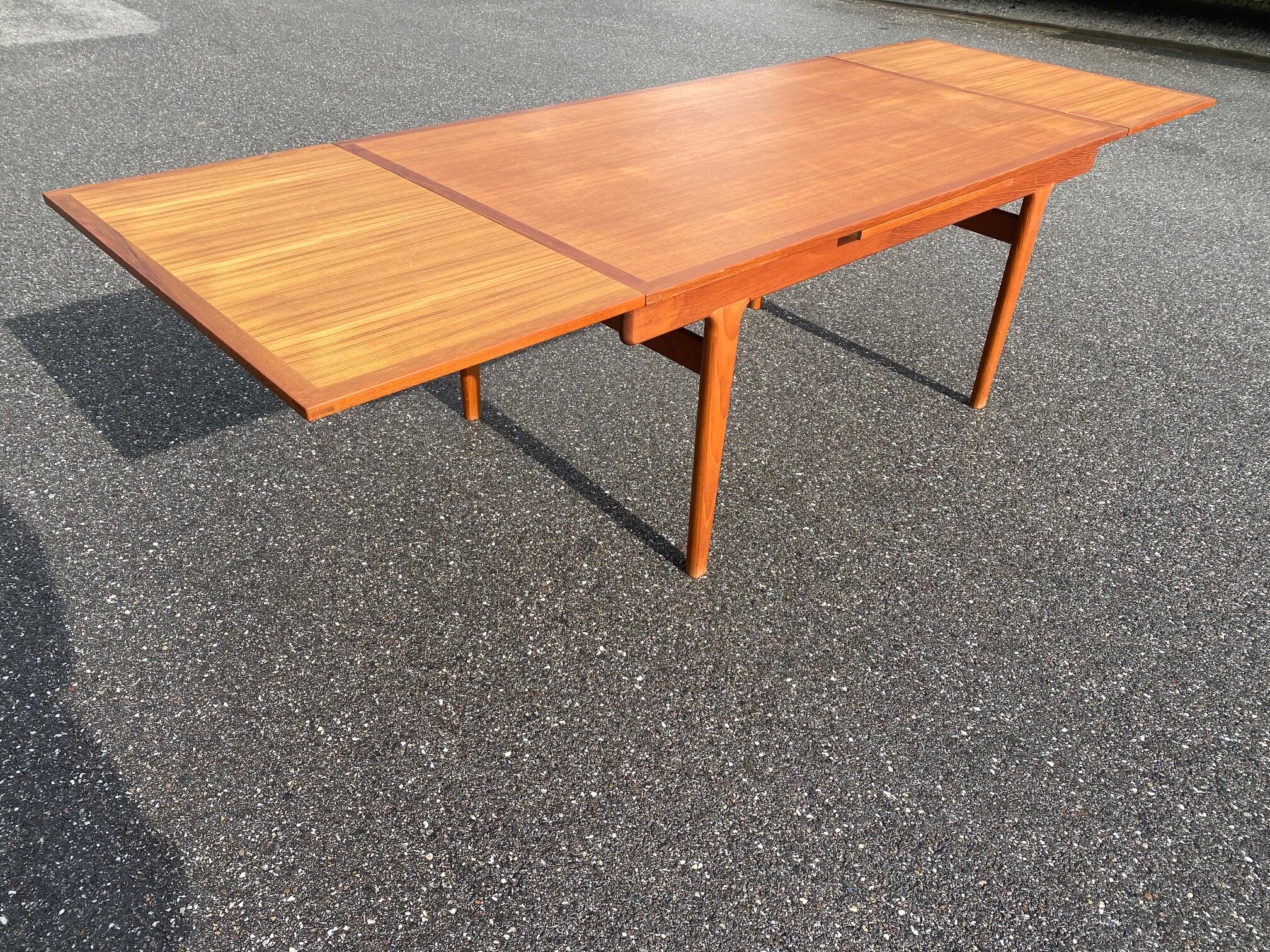 Niels calf otto dining table with extensions