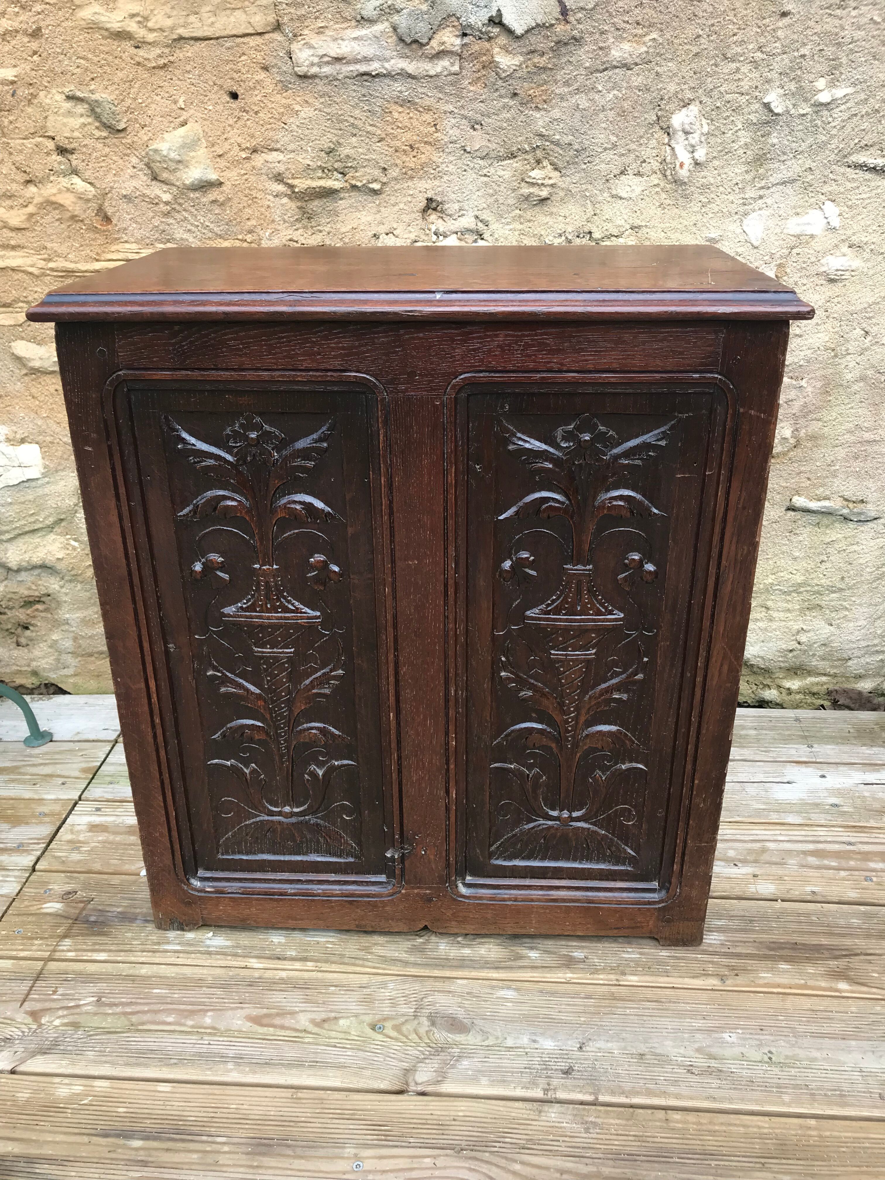 Coffre en bois sculpté et estampille a. dubois