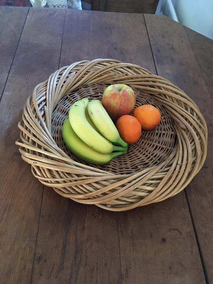 Round basket or braided wicker tray
