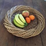 Round basket or braided wicker tray