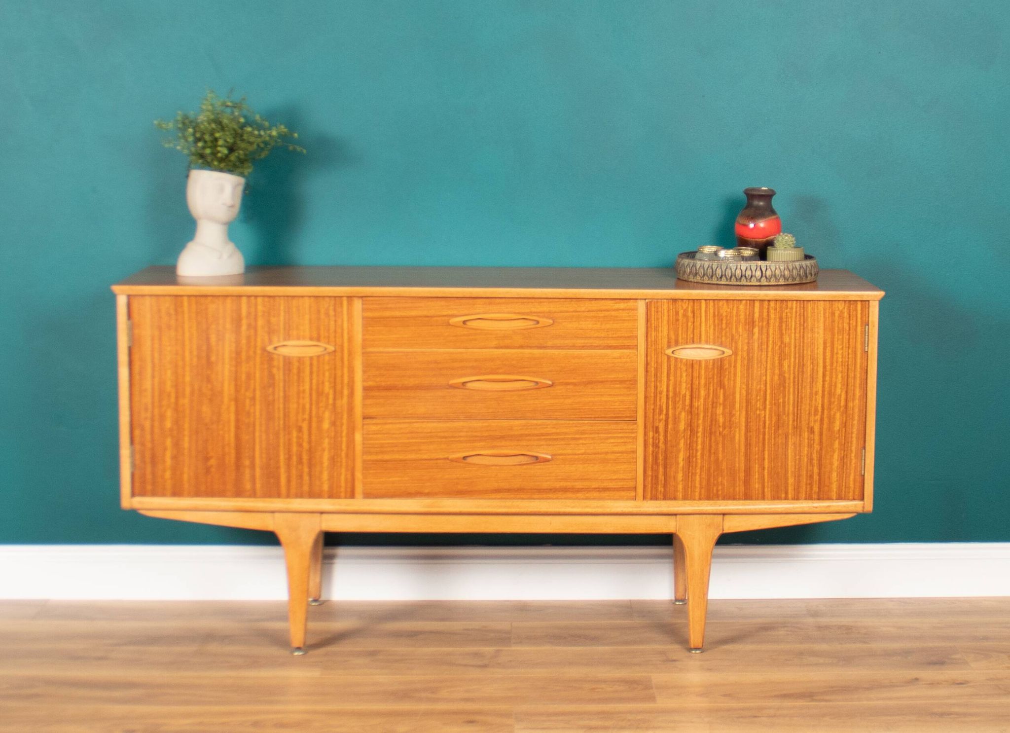 Buffet moyen Jentique Mid Century en noyer rétro des années 1960