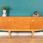 Buffet moyen Jentique Mid Century en noyer rétro des années 1960