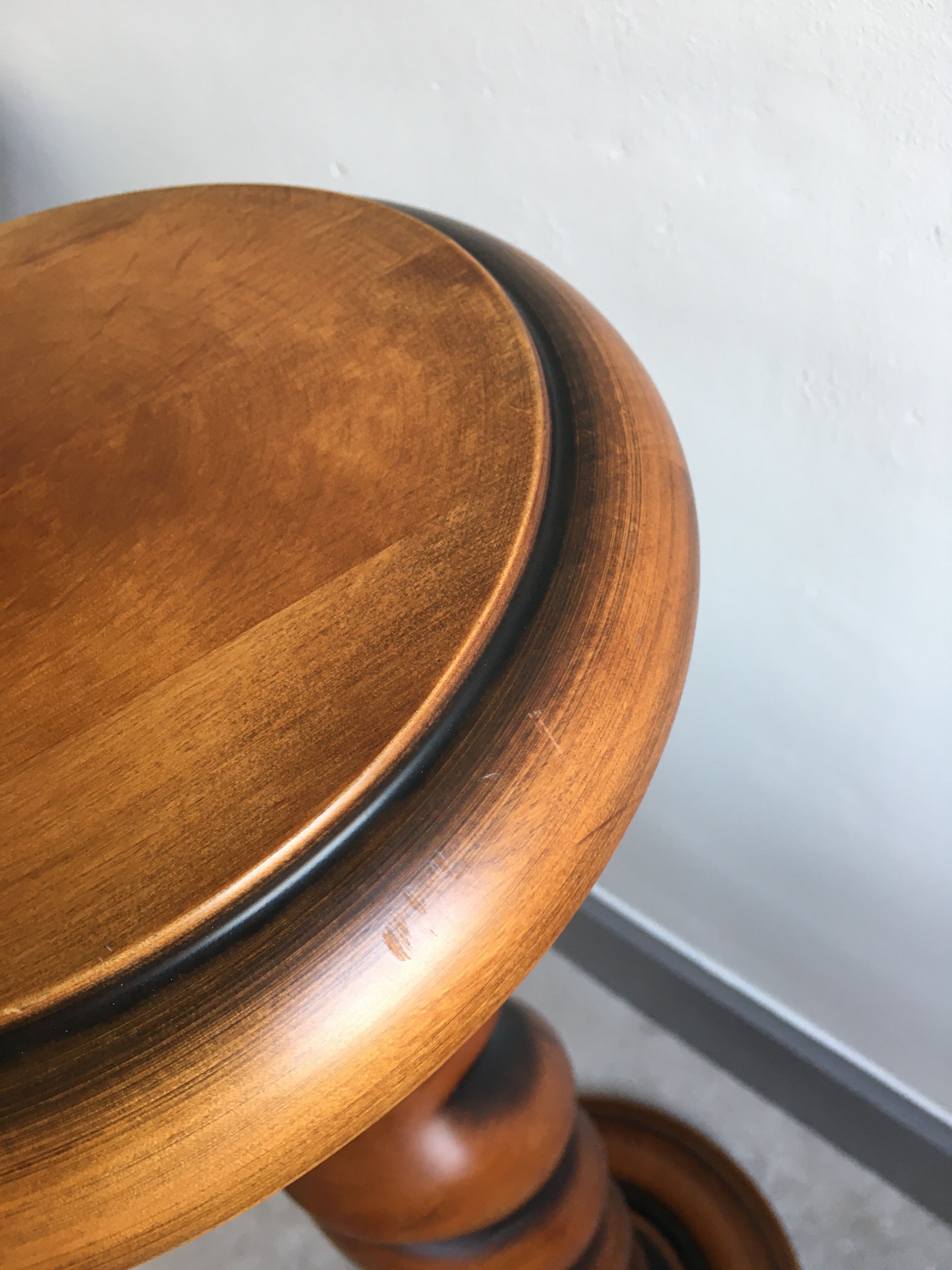 Style press screw side table