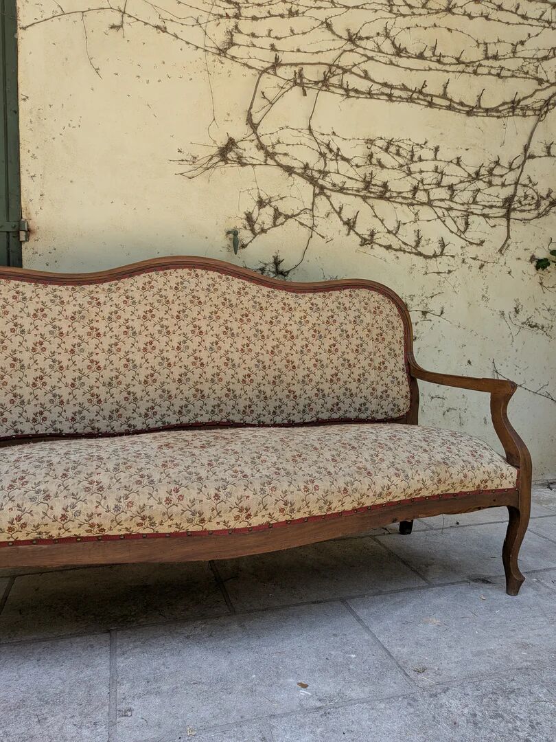 Moulded wooden bench with floral upholstery – Old-fashioned charm