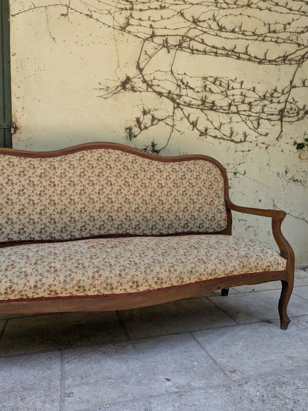 Banquette de style en bois mouluré et tapisserie fleurie – Charme d'antan