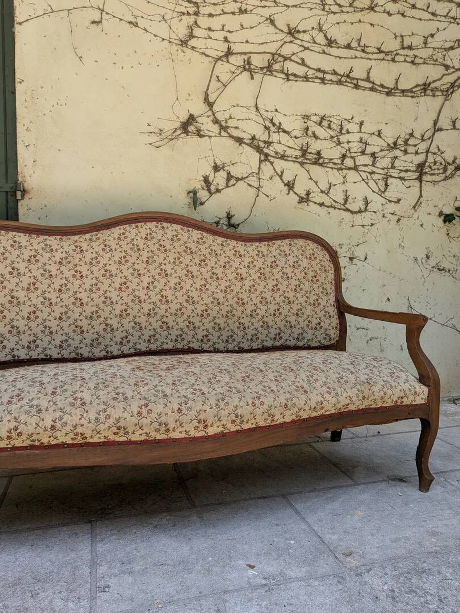 Moulded wooden bench with floral upholstery – Old-fashioned charm