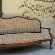 Moulded wooden bench with floral upholstery – Old-fashioned charm