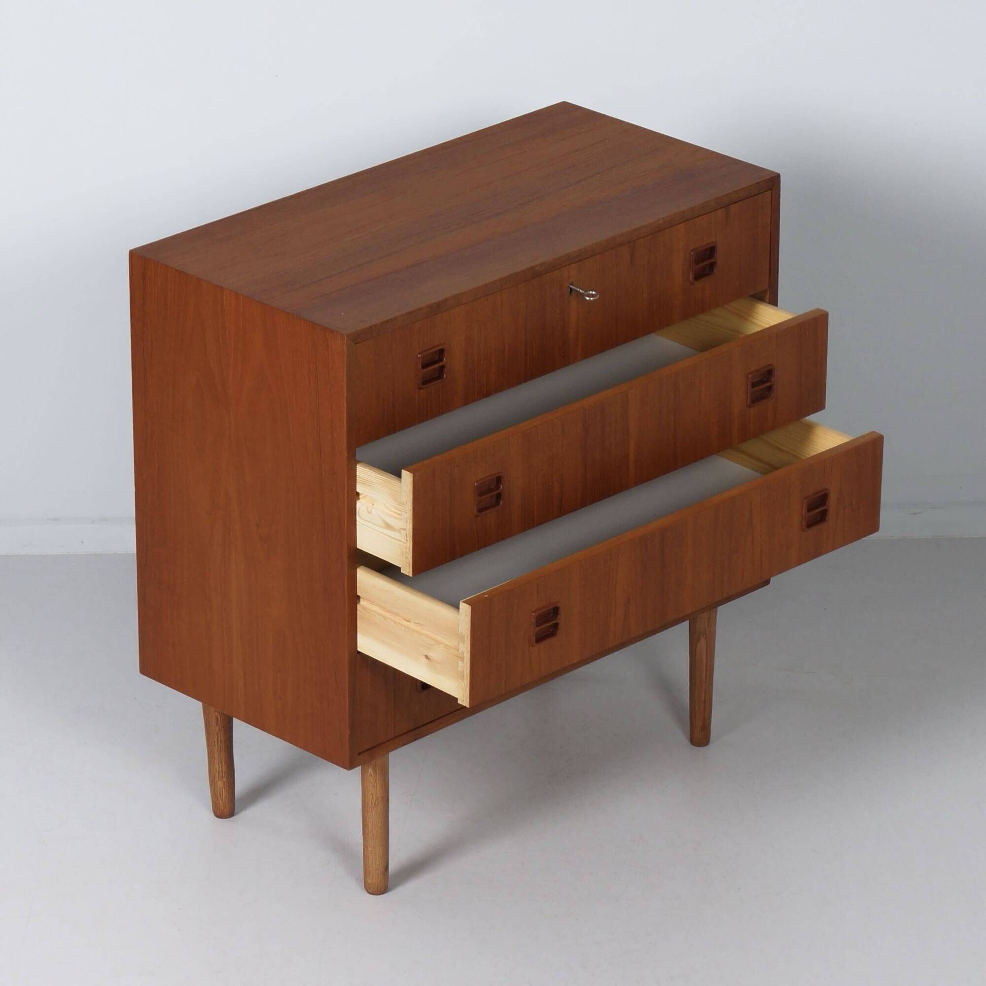 Danish teak chest of drawers, 1960s – 4 drawers, key and recessed handles