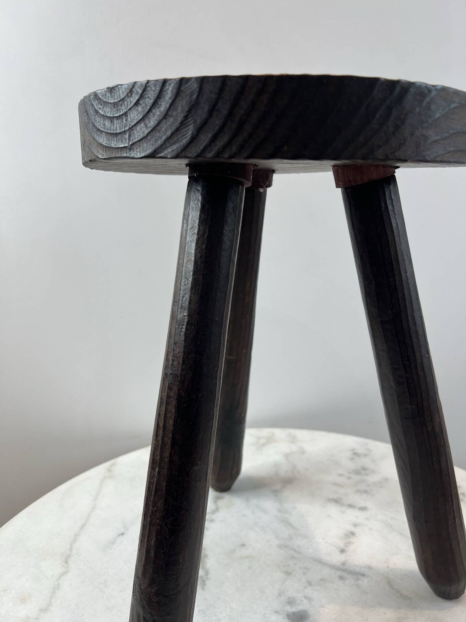 Tabouret tripode en bois tourné patiné