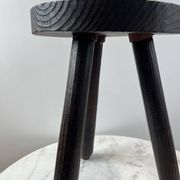 Tabouret tripode en bois tourné patiné