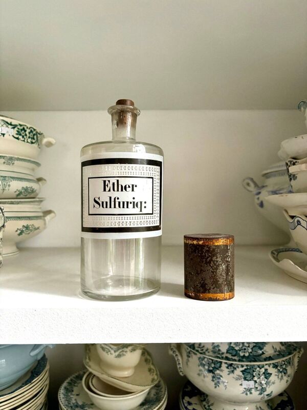 Flacon d'apothicaire ether sulfuriq: en verre transparent et métal