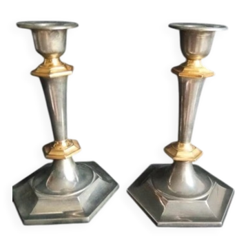 Paire de petits bougeoirs anglais en métal argenté et laiton - XXe S.