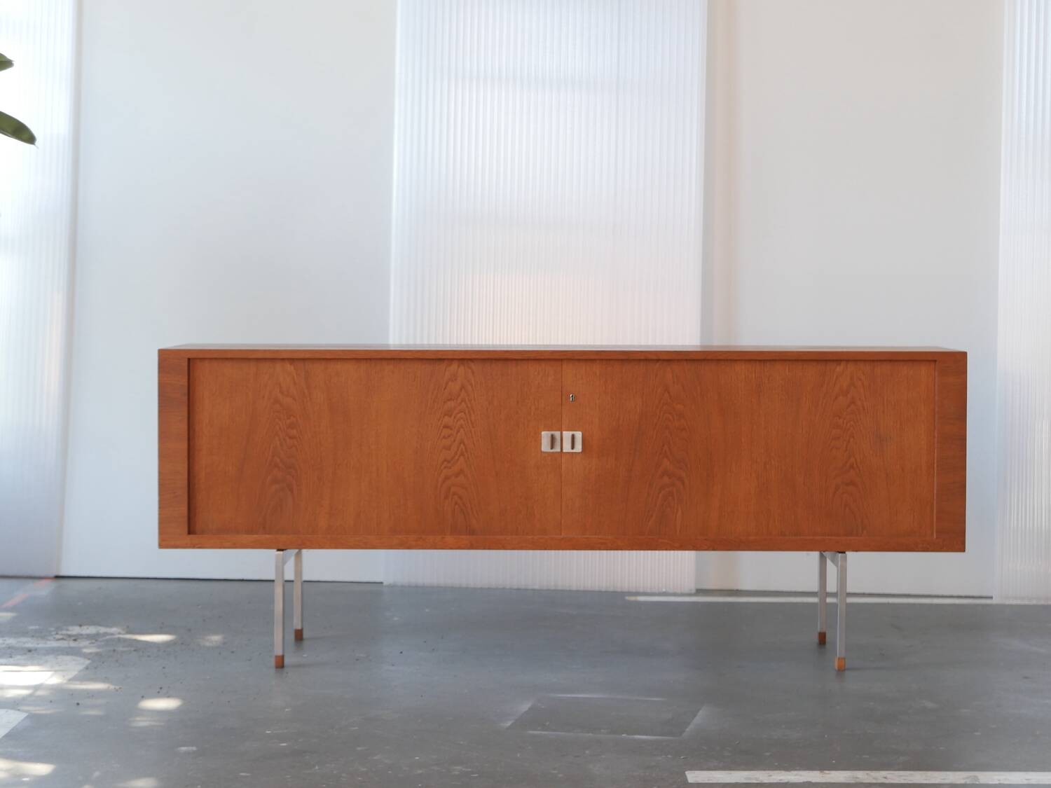 Oak enfilade RY25 by Hans J. Wegner published by RY Mobler, 1960