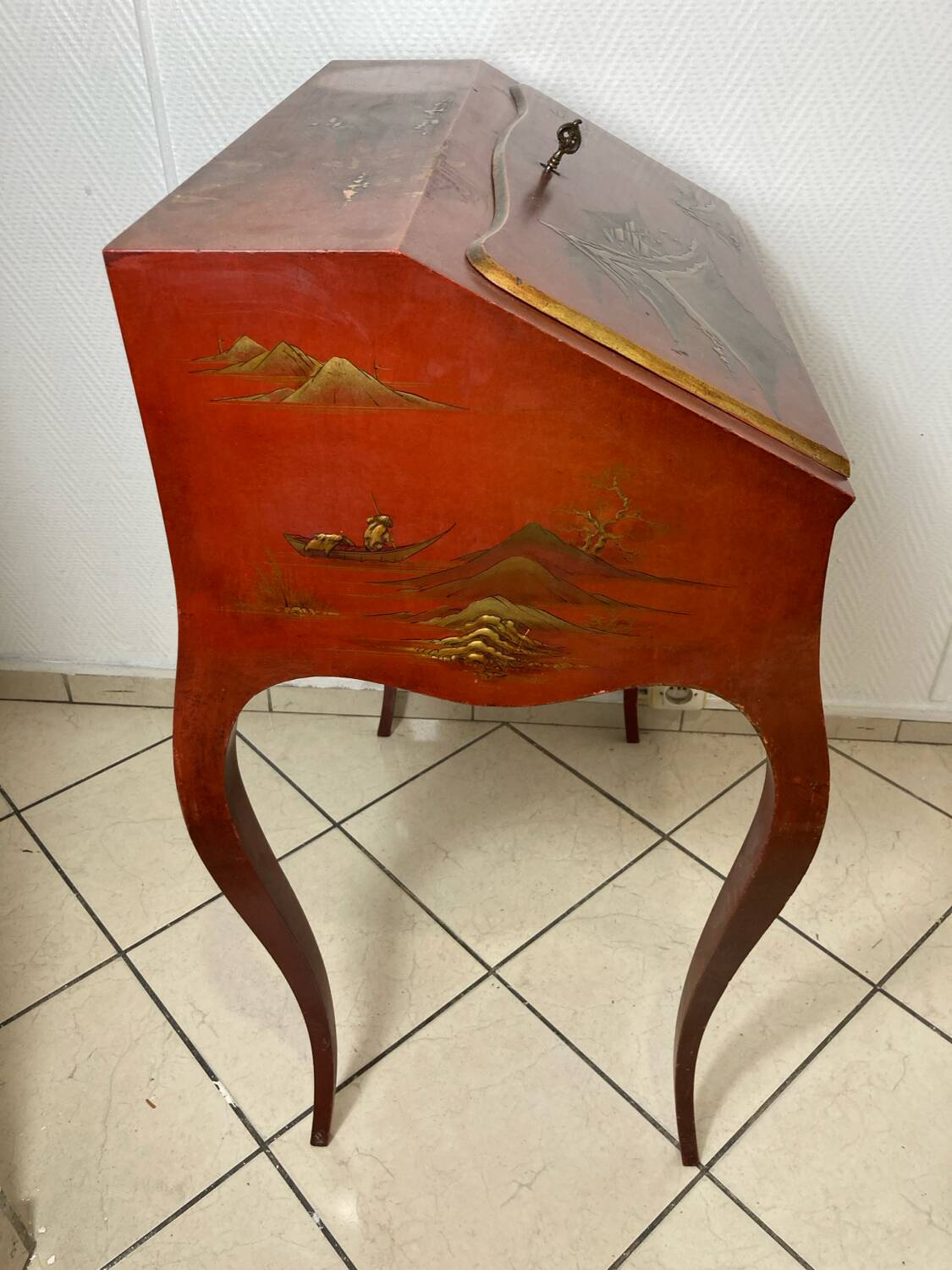 Asian style secretary