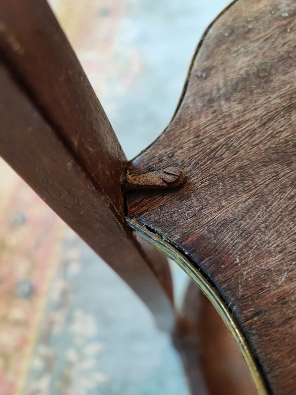 Guéridon de style transition Louis XV Louis XVI en marqueterie de noyer