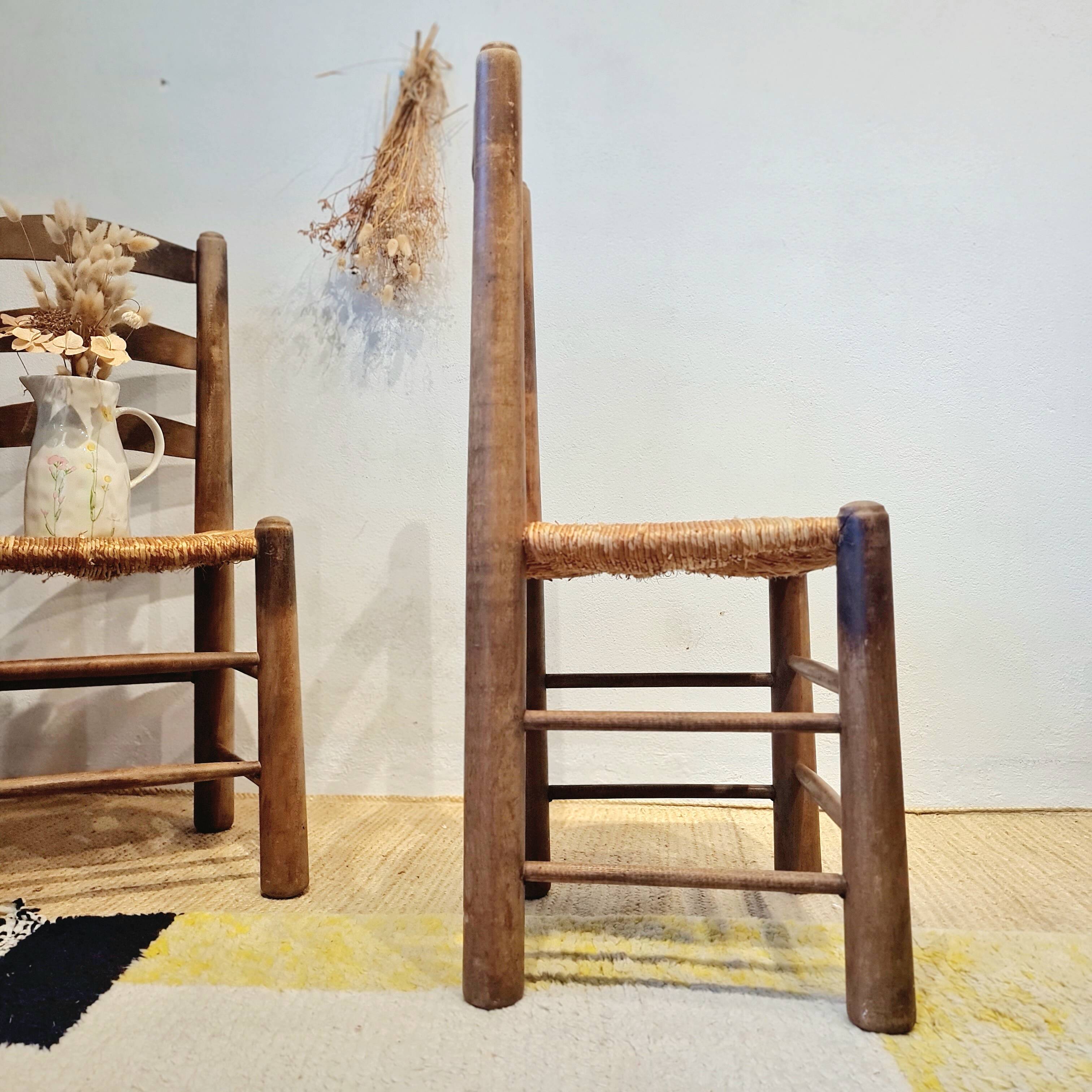Chaises brutalistes en bois et paille de George Robert