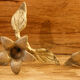 Paire de bougeoirs en laiton fleurs