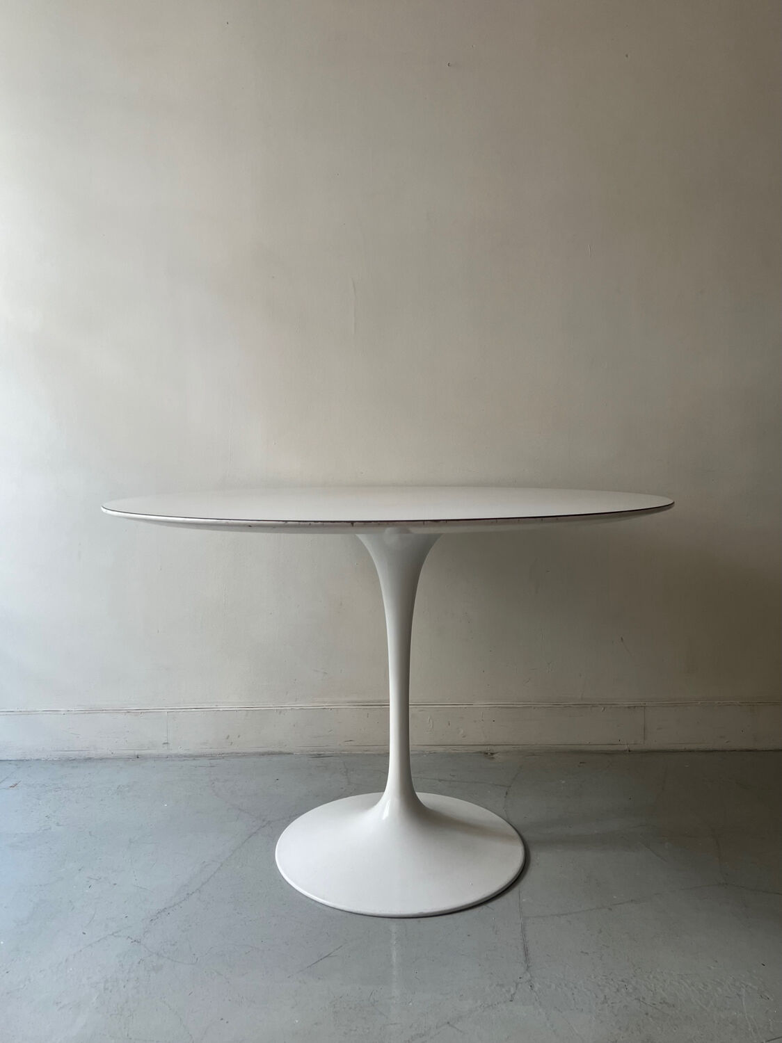 White tulip design table by Eero Saarinen for Knoll International, 1970