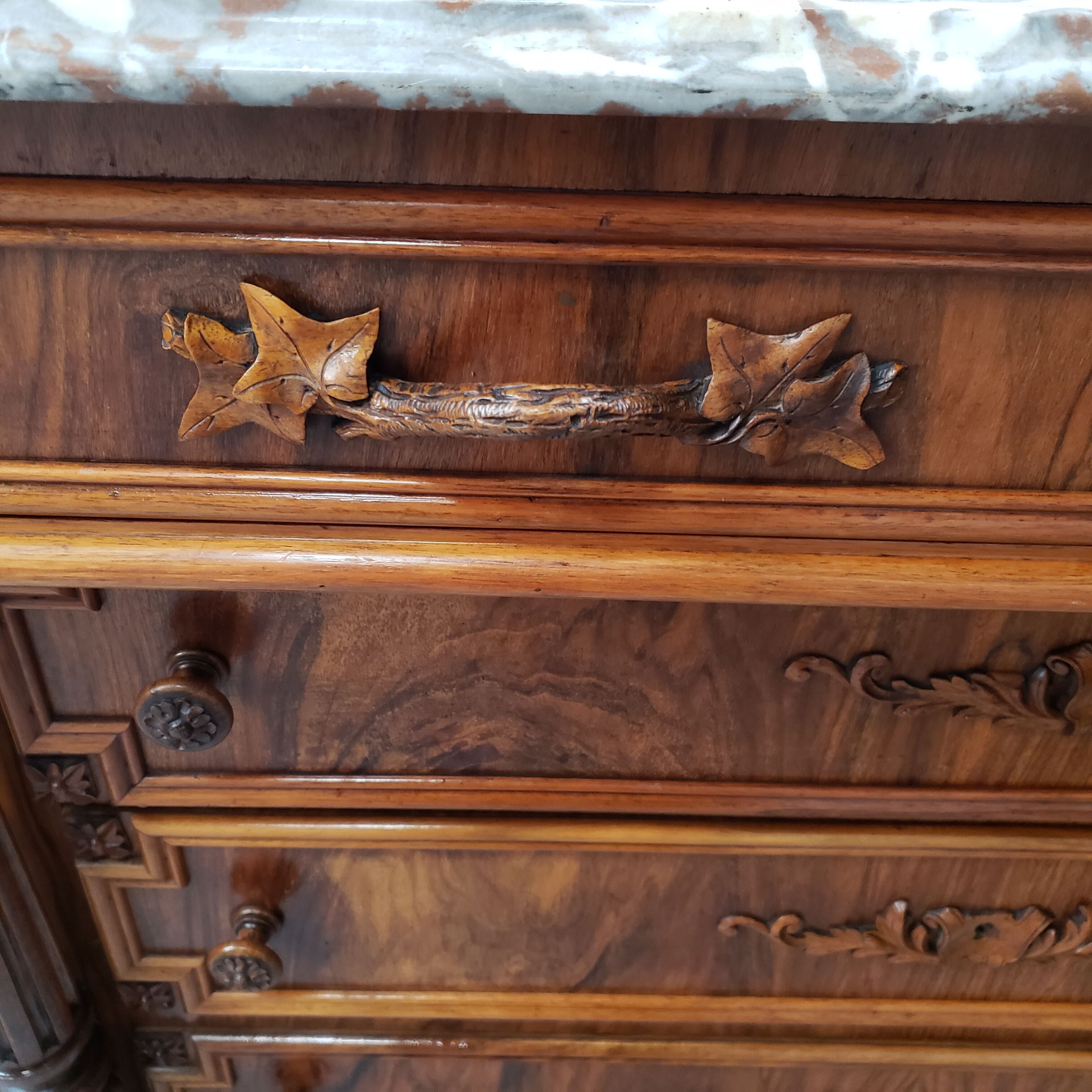Antique chest of drawers carved in walnut XIX