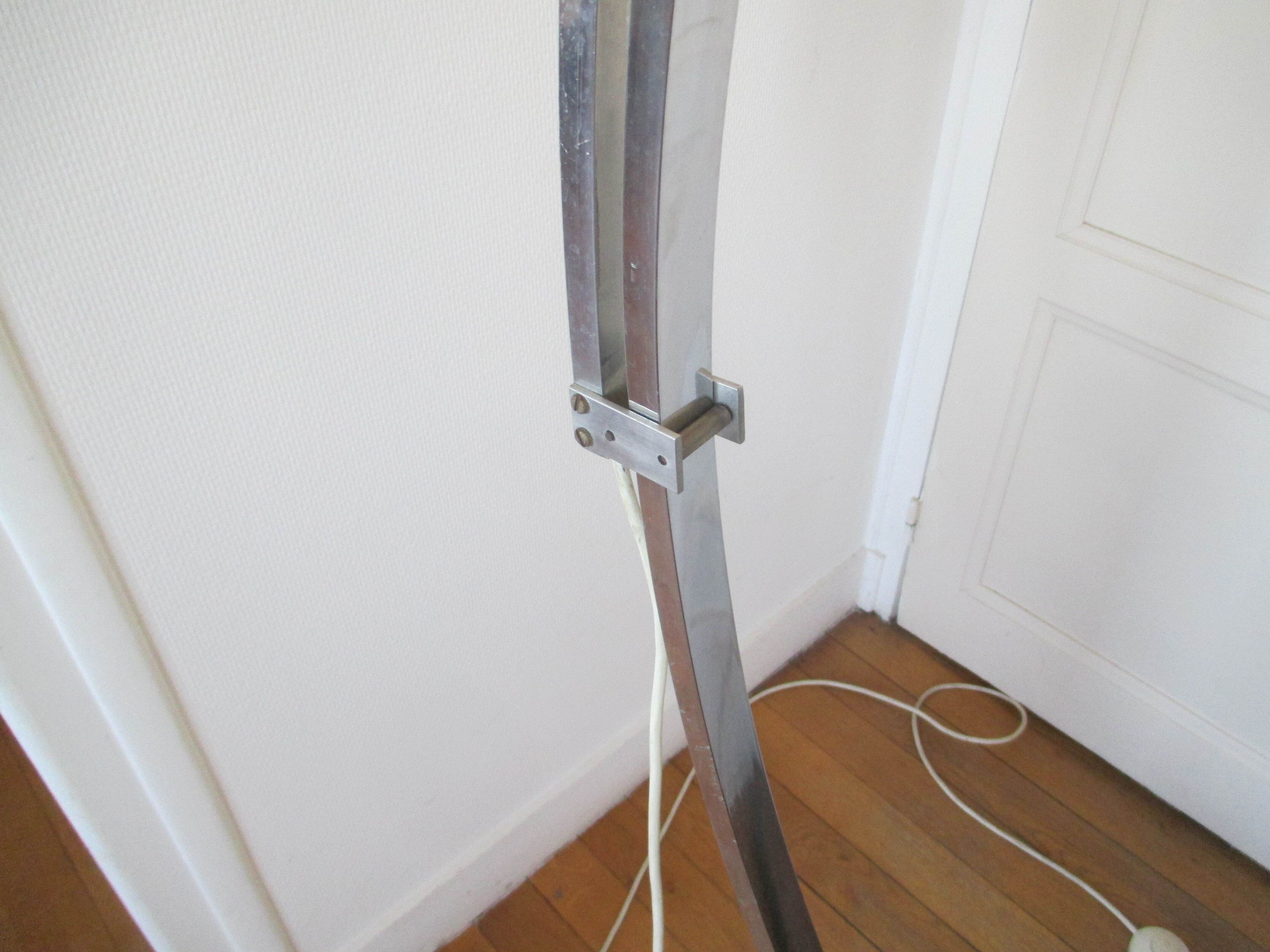 Lampadaire arc Guzzini alu chrome travertin