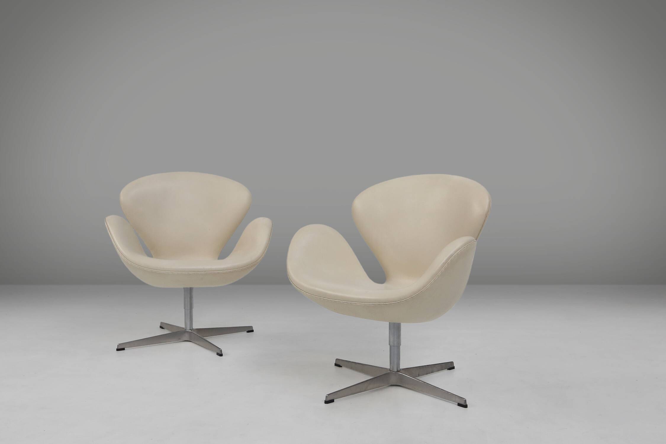 Set of two leather Swan chairs by Arne Jacobsen for Fritz Hansen