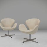 Set of two leather Swan chairs by Arne Jacobsen for Fritz Hansen