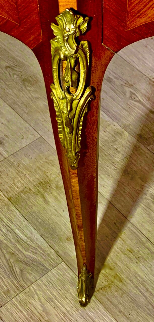 Round table style louis xv, marquetry of rosewood, possibility of extensions.