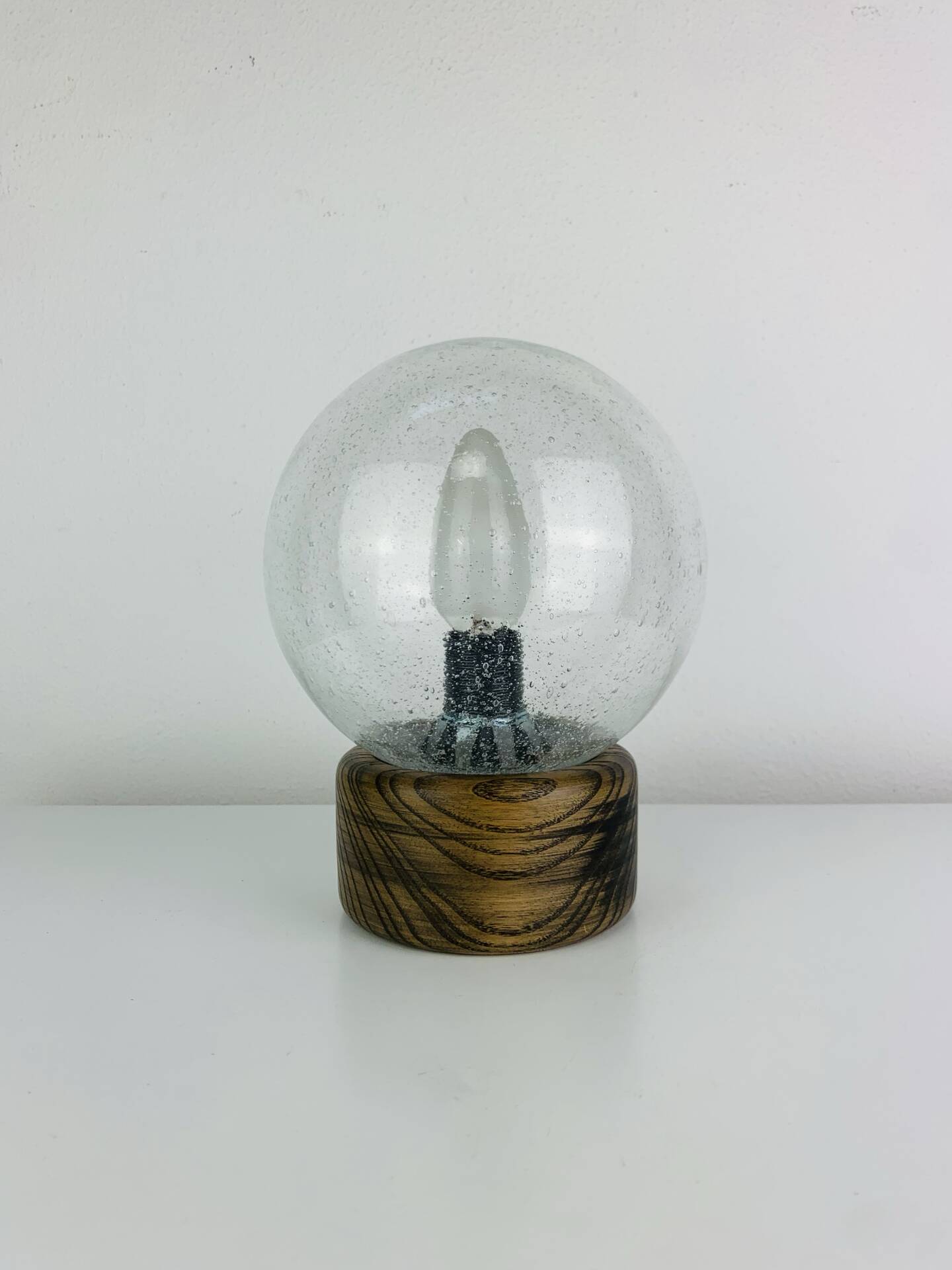Lampe brutaliste bois massif et globe verre bullé, Temde Leuchten, 60