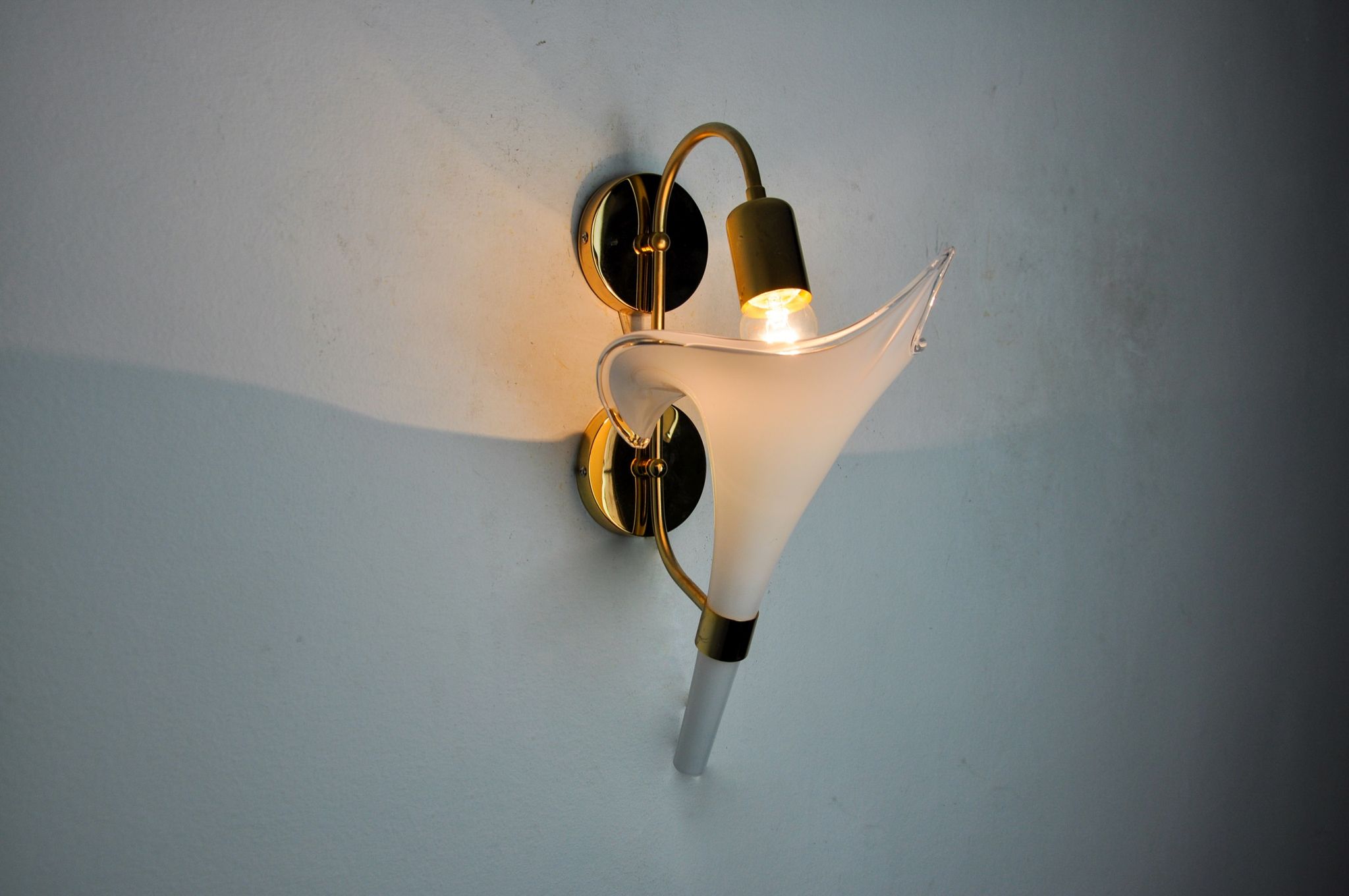 Applique fleur de lys blanche, verre de murano, Italie, 1970