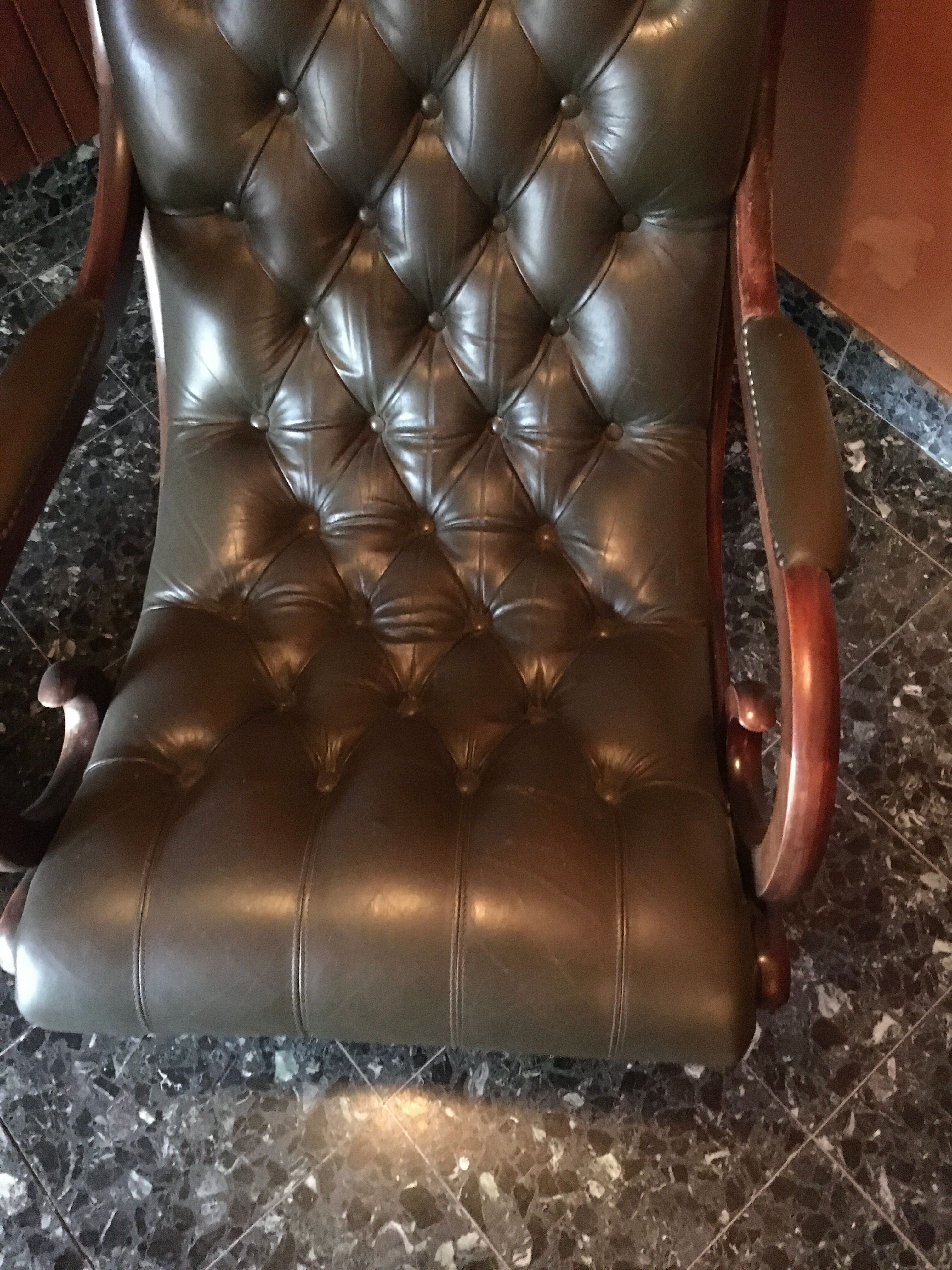 Chesterfield elongated chair