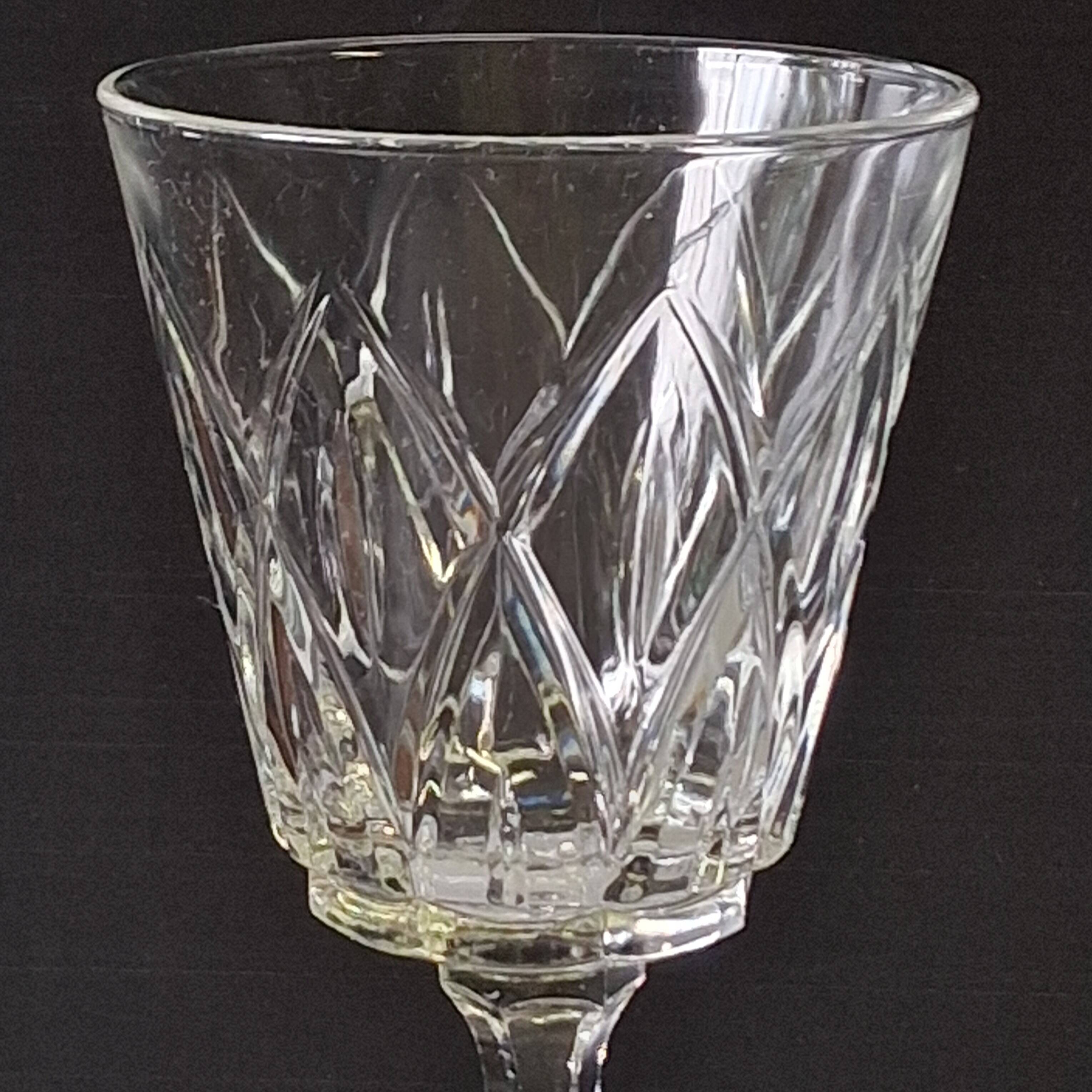 6 large wine glasses in semi-crystal from VMC in good condition.