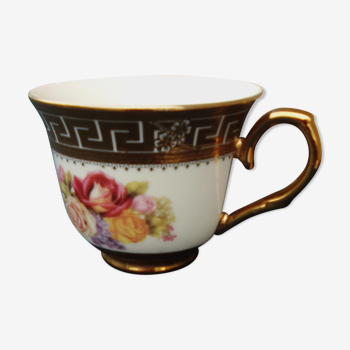 Tasse à thé en porcelaine Bavary avec frise en relief doré et motif floral diam  9 cm