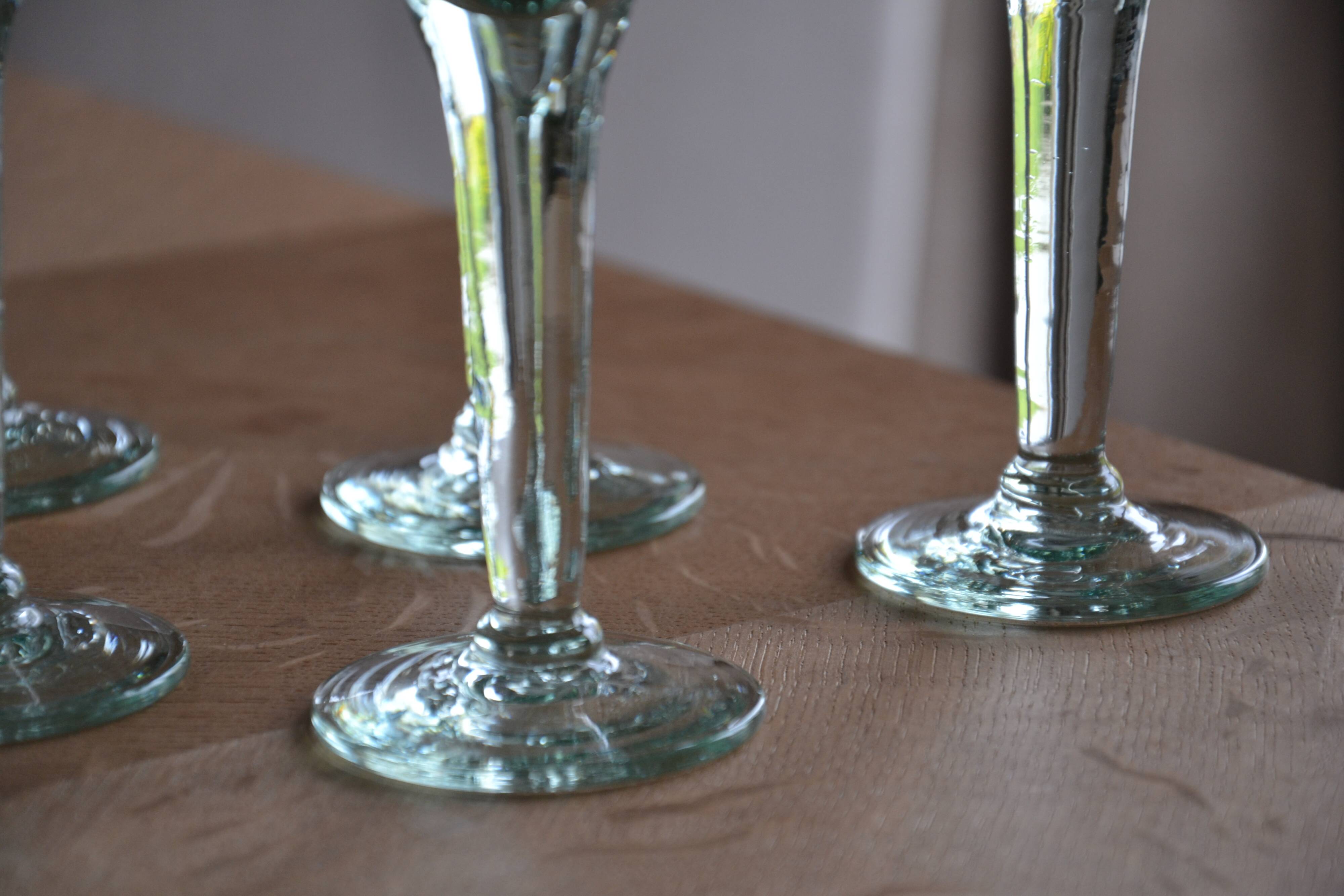 9 small stemmed sparkling glasses H 13 cm