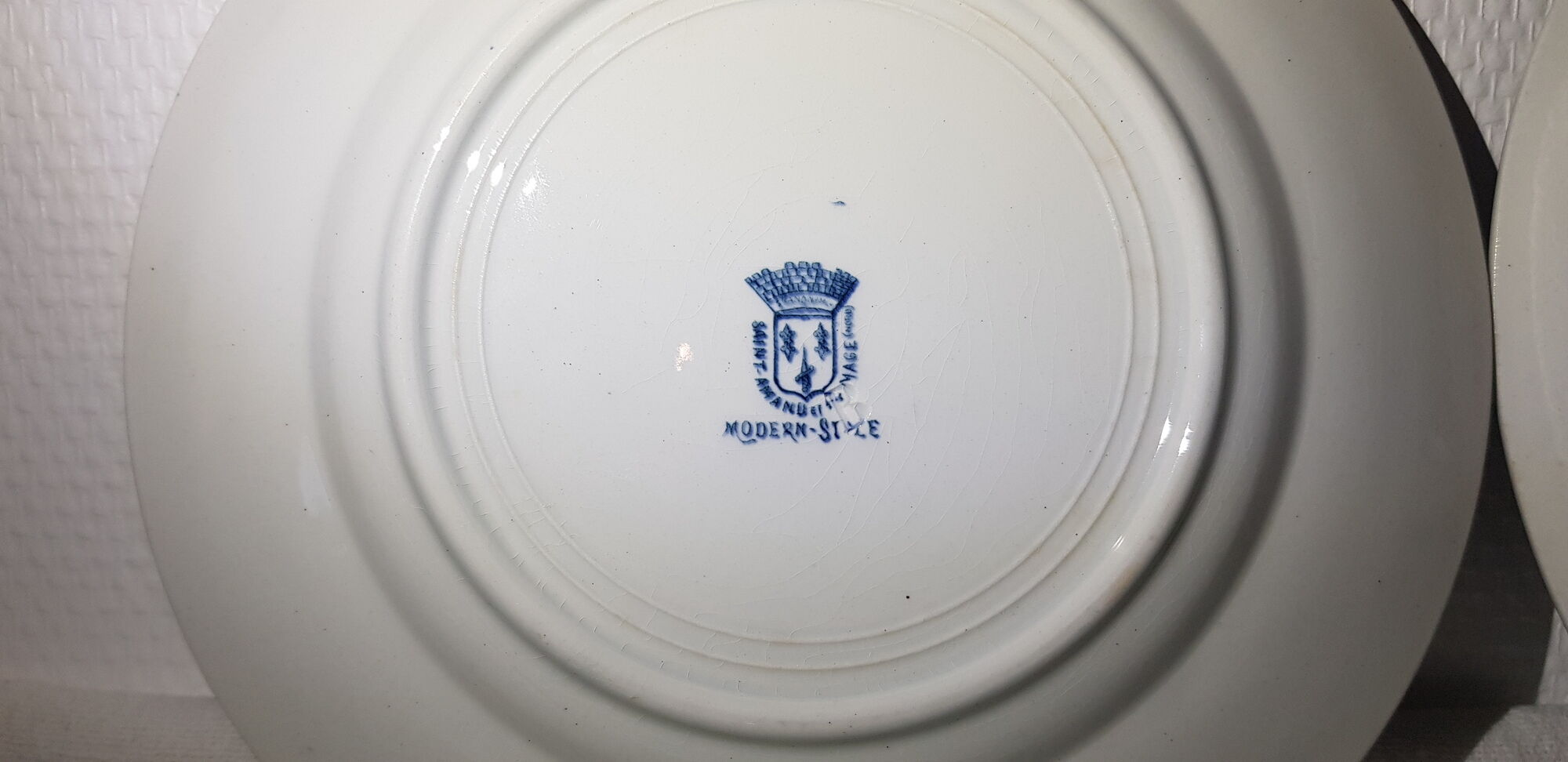 Lot 4 flat plates in Earthenware of St Amand and Hamage model Modern-Style, iron earth.