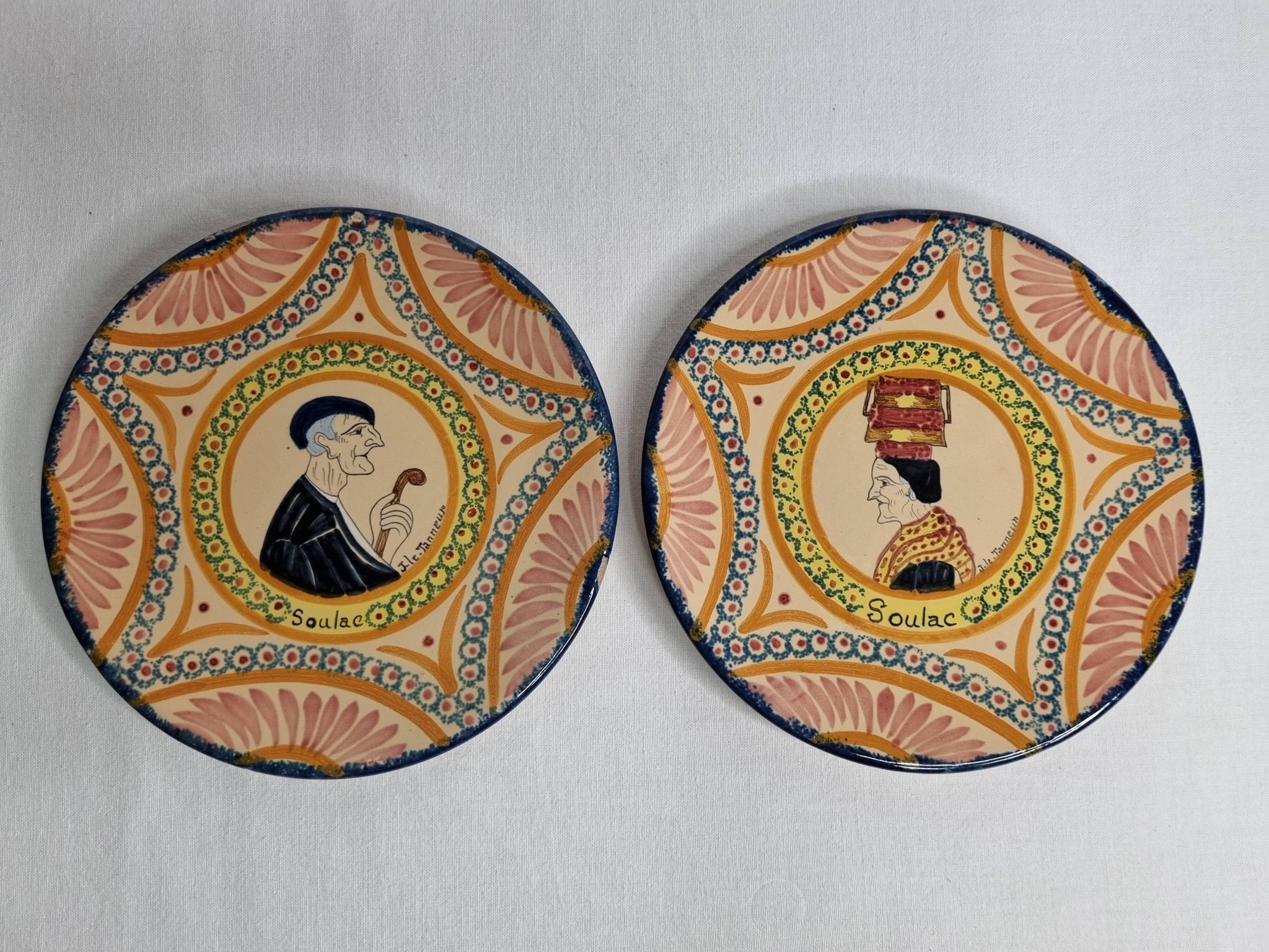 Pair of decorative plates Henriot Quimper, Soulac design, 1973, 18 cm
