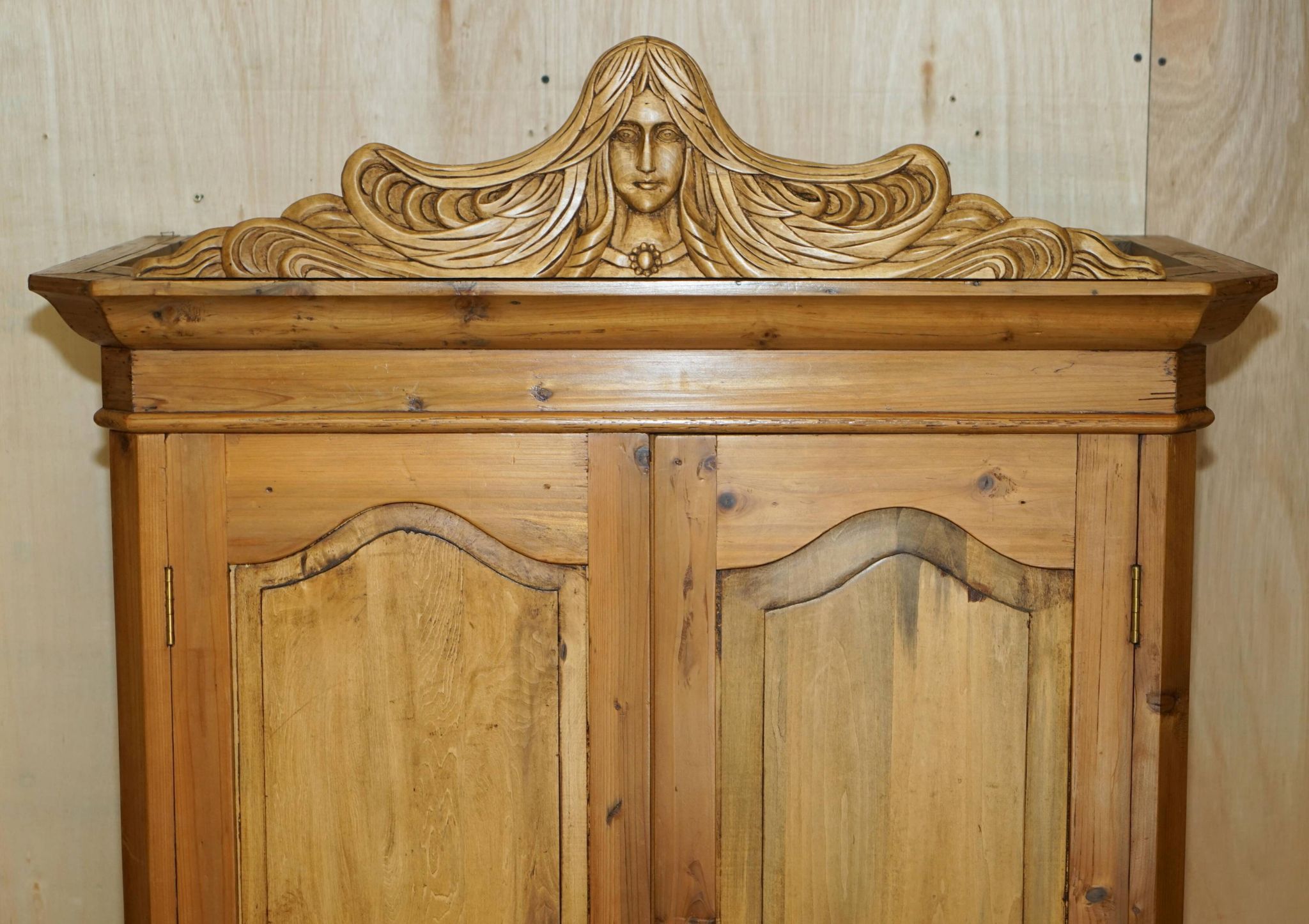 Armoire vintage sculptée main style Art Nouveau