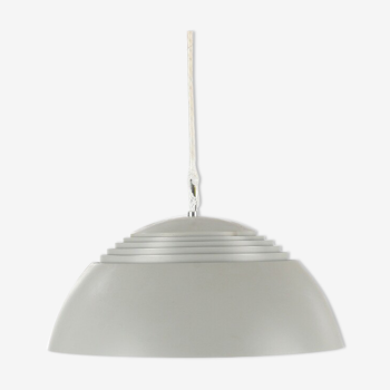 Suspension Arne Jacobsen grise