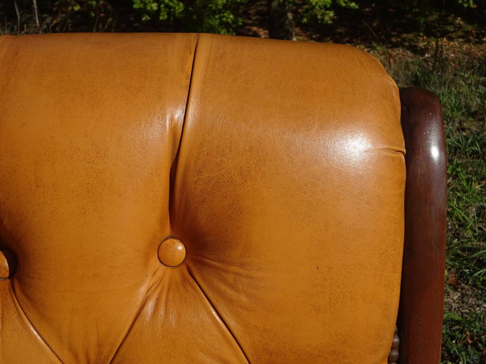 Fauteuils en bois et cuir capitonné, les 2