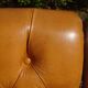 Fauteuils en bois et cuir capitonné, les 2