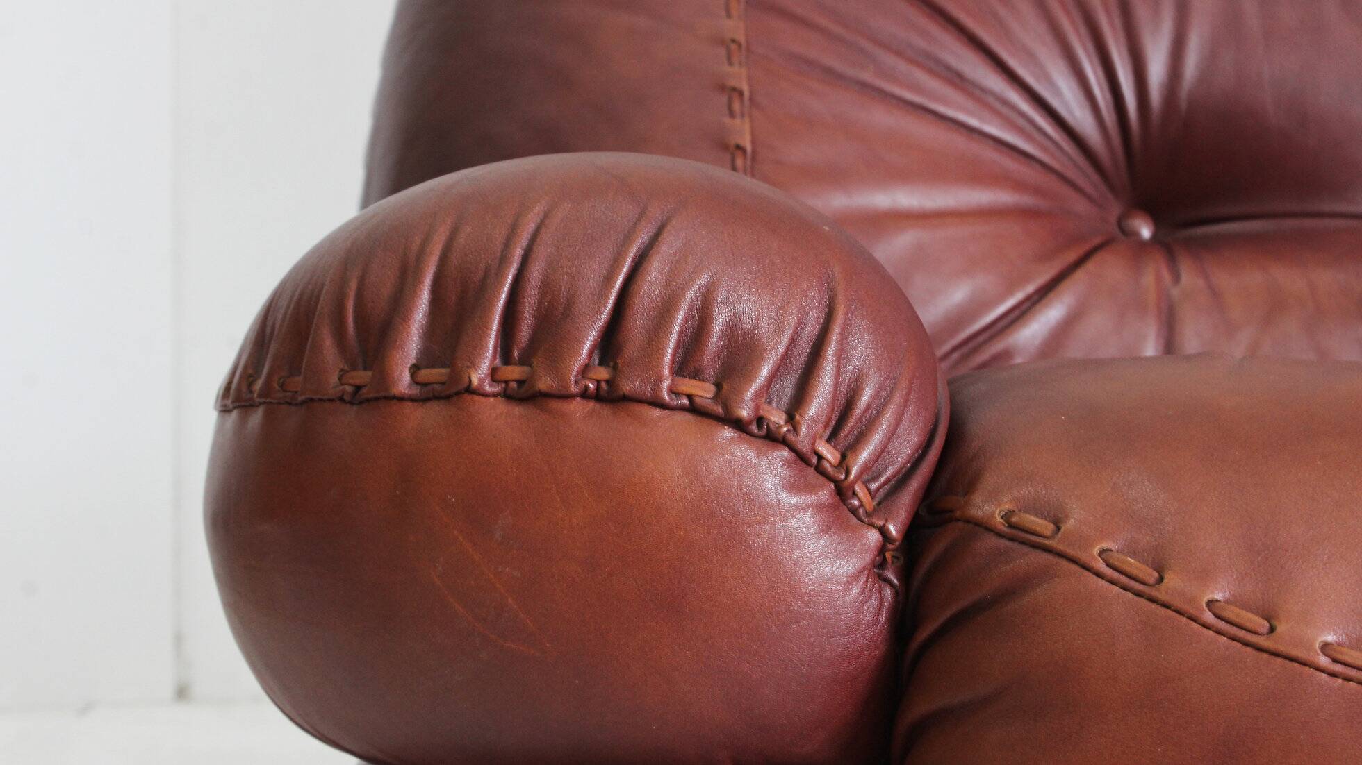 Vintage Sapporo Italian leather sofa Mobil Girgi 1970s