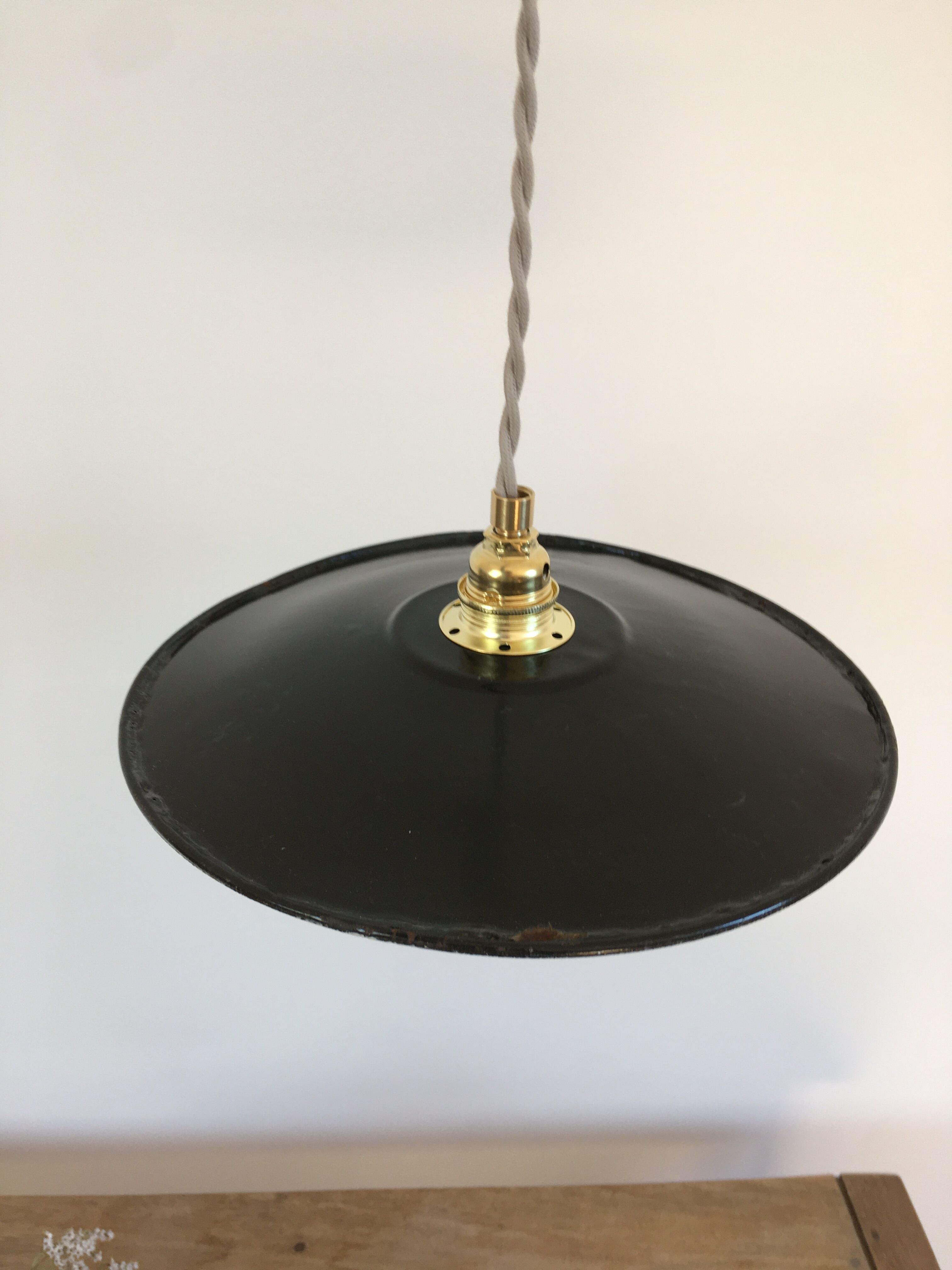 Suspension in black & white enamelled sheet metal