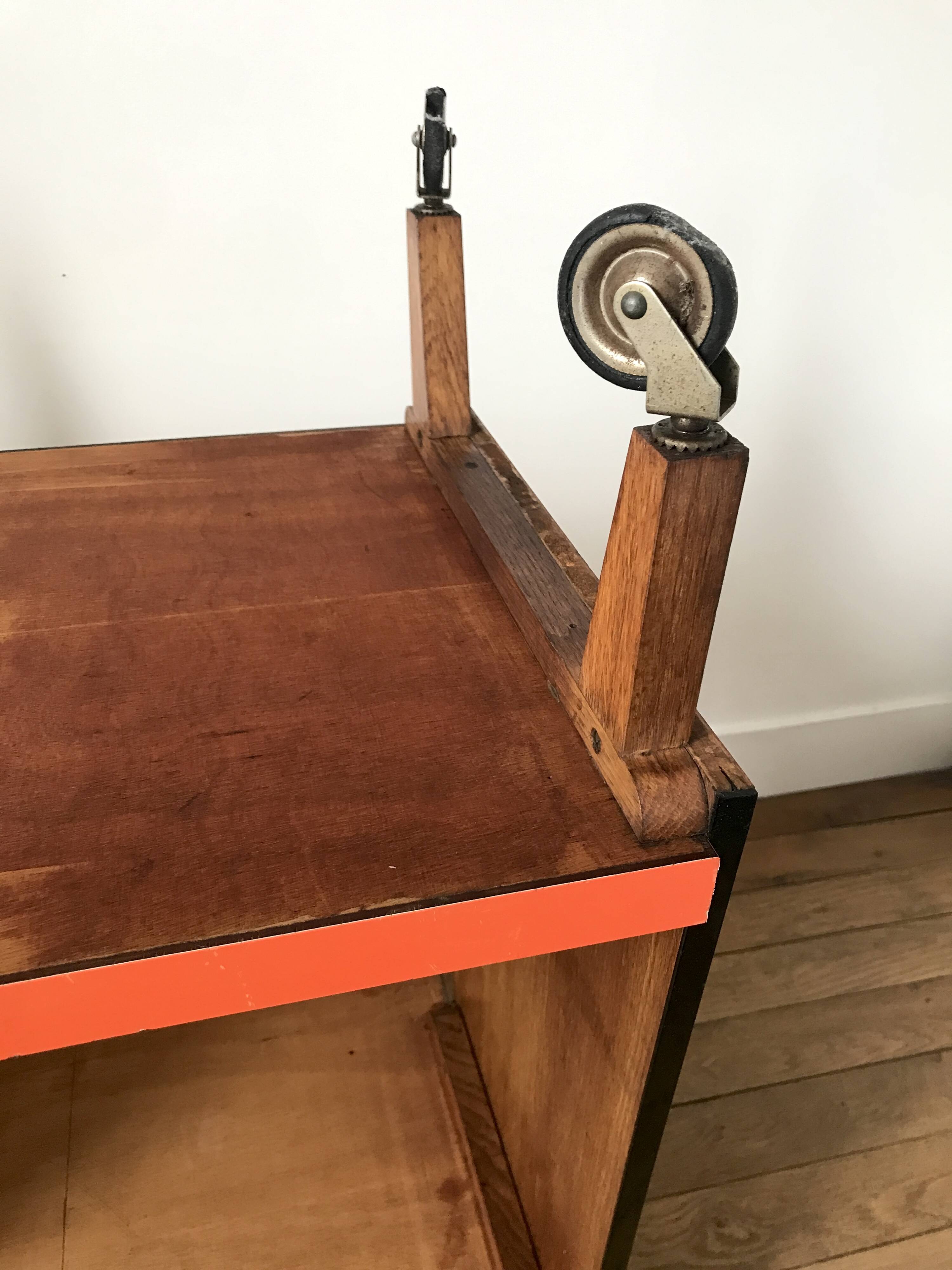 Desserte vintage orange, pieds en équerre et montants bois, années 60