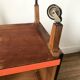 Desserte vintage orange, pieds en équerre et montants bois, années 60