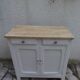 Buffet parisien vintage réenchanté en gris perle, plateau bois.