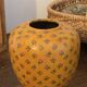 Vase en terre cuite, décor floral