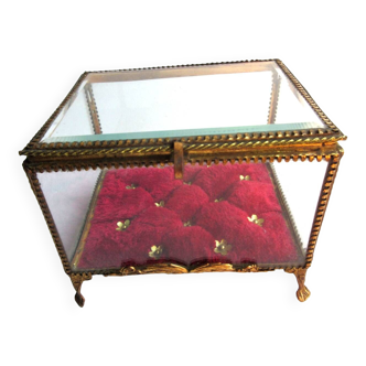 Boite à bijoux Napoléon III, verre biseauté et laiton doré, capiton rouge, 4 pieds