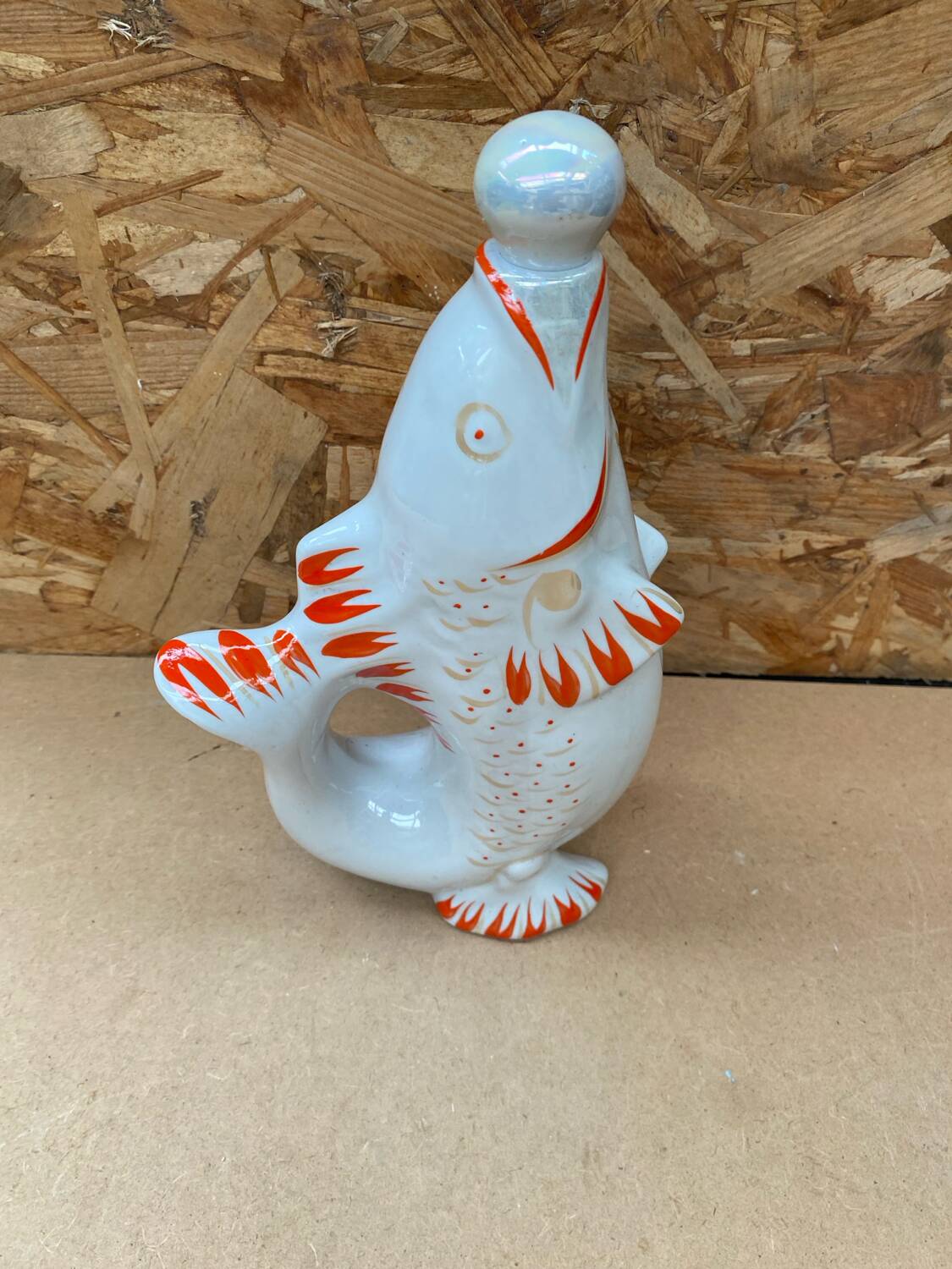 Ancienne bouteille forme poisson blanc orange vintage