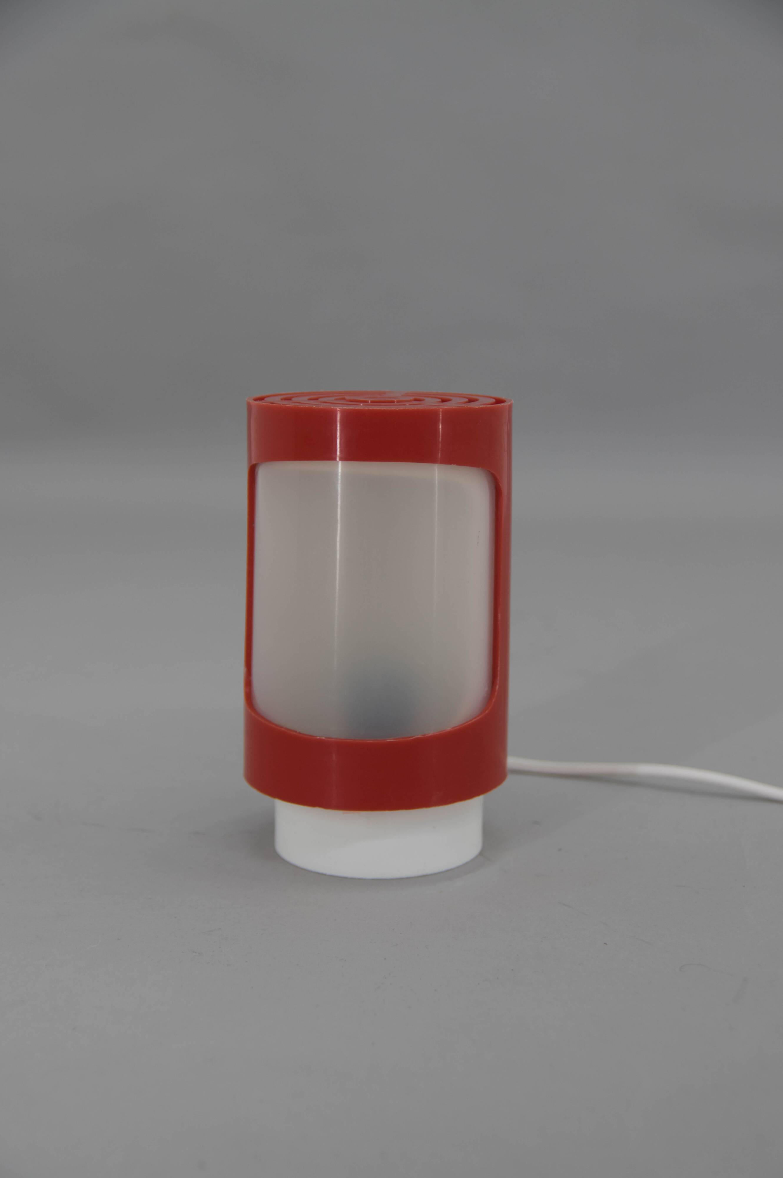 Red and white plastic space age table lamp, 1960s