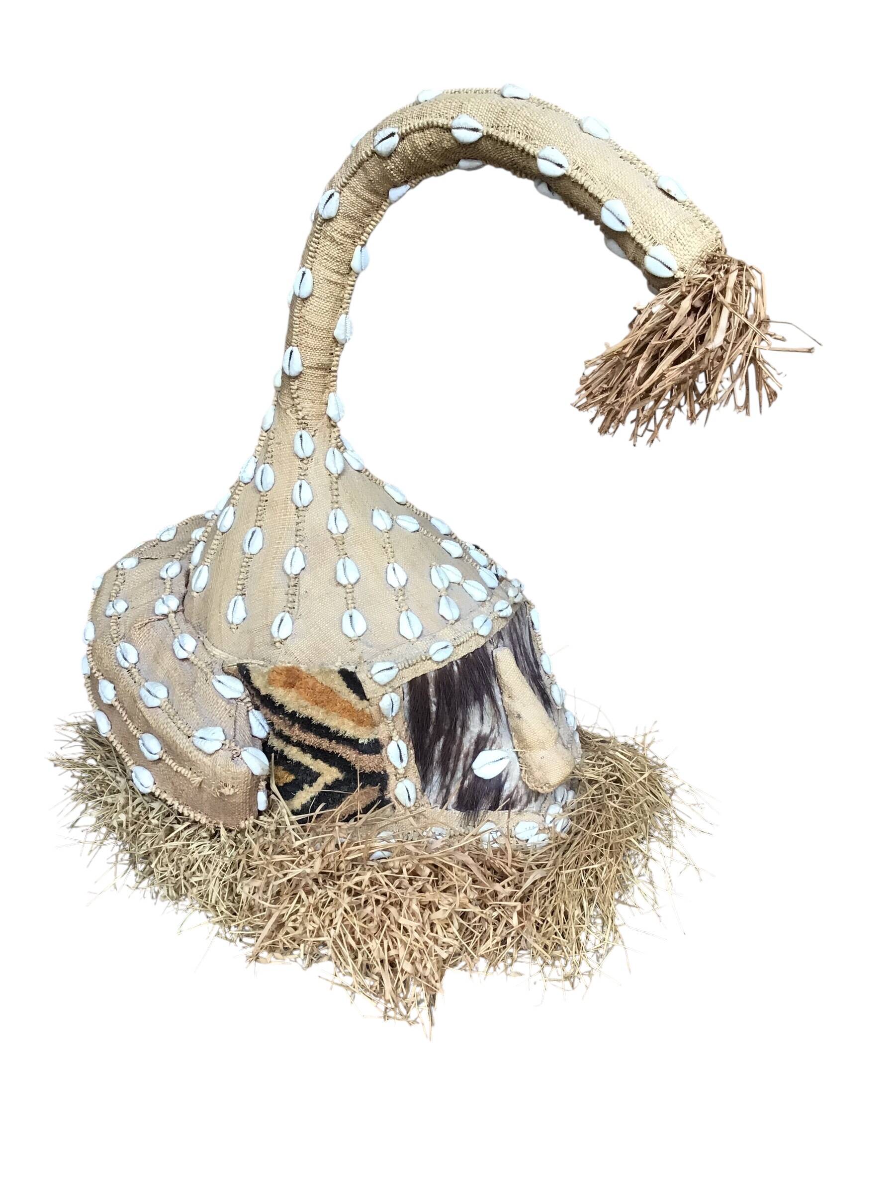 Masque-heaume éléphant Kuba Mukyeem / Mukenga – Congo – Cauris & raphia