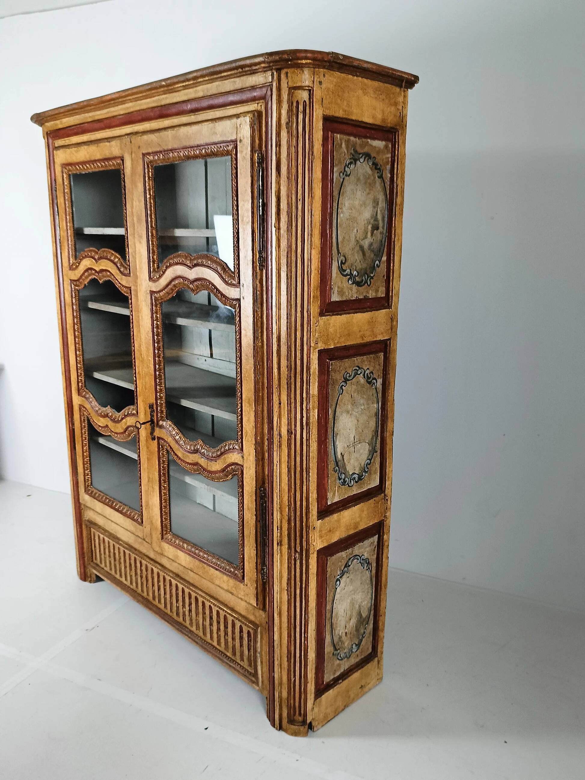 Vitrine française ancienne peinte